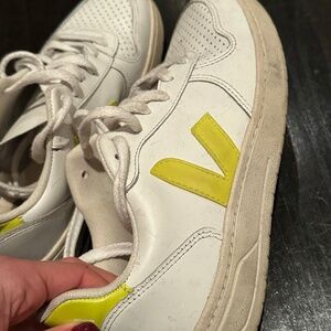 White and Yellow Vejas